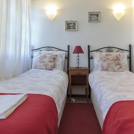 La Maison Famille Bed & Breakfast *